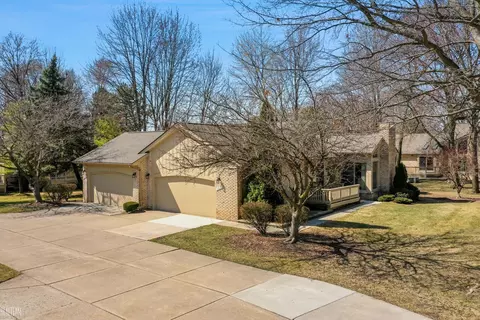 17675 E Kirkwood #110, Clinton Township, MI 48038