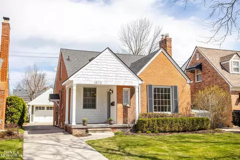 1572 Hollywood, Grosse Pointe Woods, MI 48236
