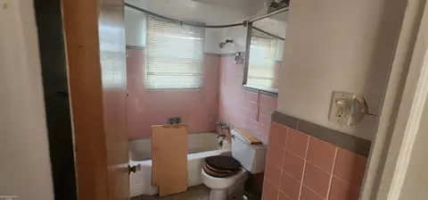 Bath - 2821 Prospect, Flint, MI 48504 photo 1 of 1