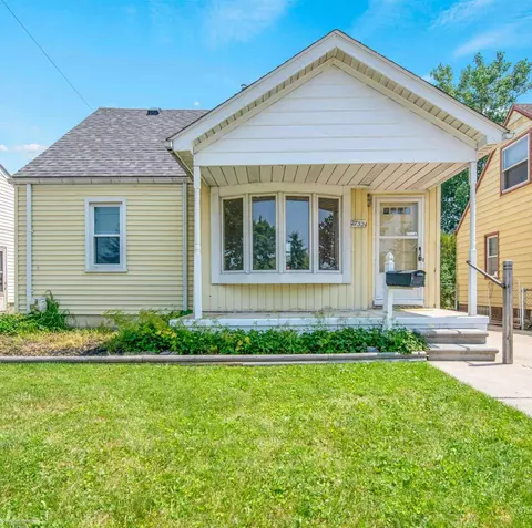 27324 Larchmont, Saint Clair Shores, MI 48081