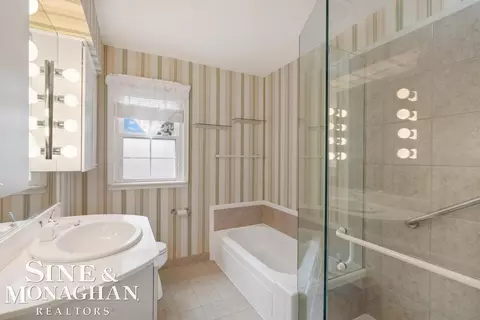 Bath - 51 Roslyn, Grosse Pointe Shores, MI 48236 photo 2 of 3