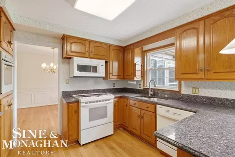 Kitchen - 51 Roslyn, Grosse Pointe Shores, MI 48236 photo 2 of 5