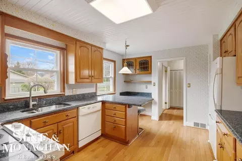 Kitchen - 51 Roslyn, Grosse Pointe Shores, MI 48236 photo 1 of 5