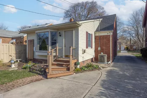 2057 Hawthorne, Grosse Pointe Woods, MI 48236 photo 4