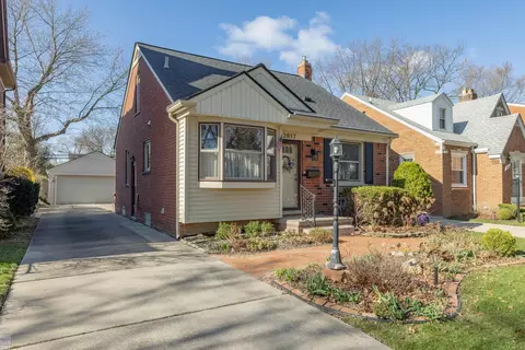 2057 Hawthorne, Grosse Pointe Woods, MI 48236 photo 2