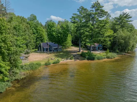 3865 Peninsula Pt, Munising, MI 49862