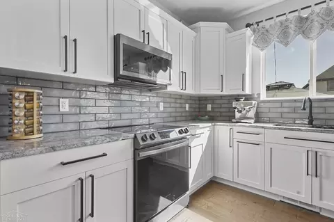 Kitchen - 49946 Monarch, Macomb, MI 48044 photo 3 of 8