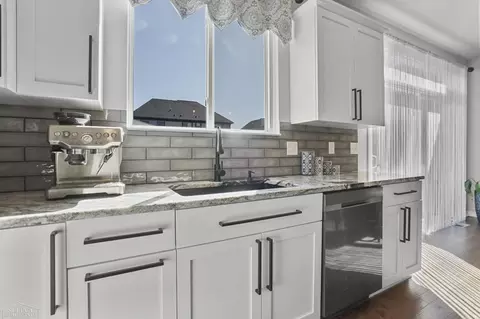 Kitchen - 49946 Monarch, Macomb, MI 48044 photo 4 of 8