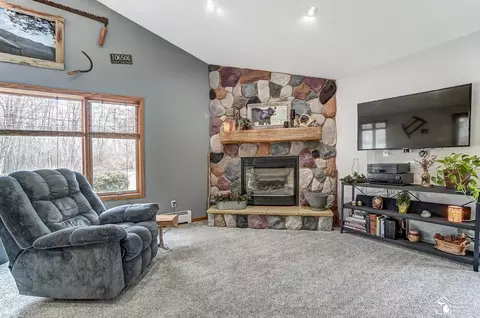 Living - 1916 W Sterns, Temperance, MI 48182 photo 5 of 9