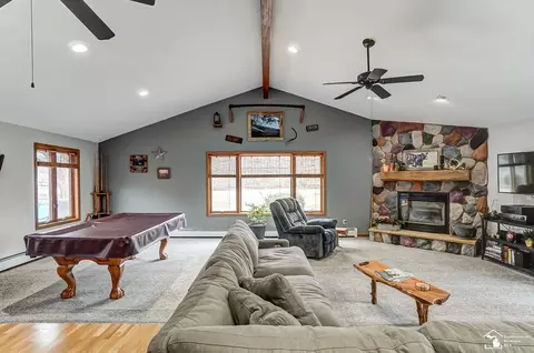 Living - 1916 W Sterns, Temperance, MI 48182 photo 2 of 9