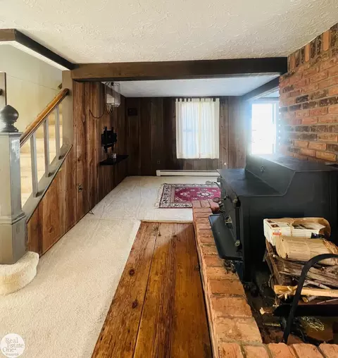 Living - 410 Ruskin, Algonac, MI 48001 photo 2 of 4