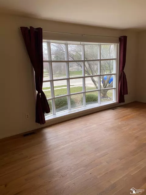 Living - 14705 Williamsburg, Riverview, MI 48193 photo 2 of 5