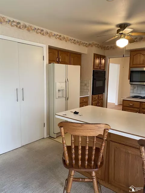Kitchen - 14705 Williamsburg, Riverview, MI 48193 photo 2 of 2