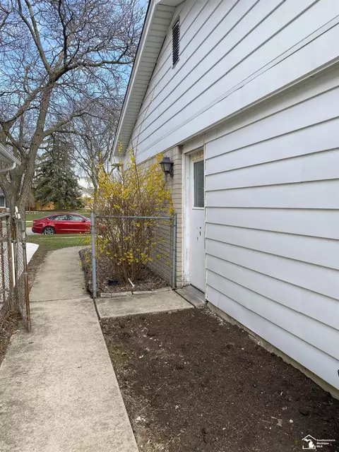 Exterior - 14705 Williamsburg, Riverview, MI 48193 photo 5 of 11