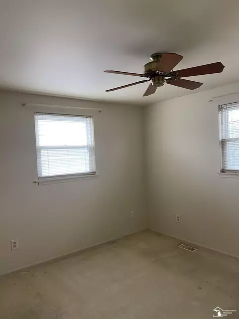 Bedroom - 14705 Williamsburg, Riverview, MI 48193 photo 2 of 5