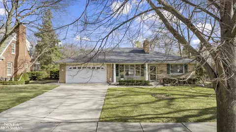 520 Roslyn, Grosse Pointe Woods, MI 48236