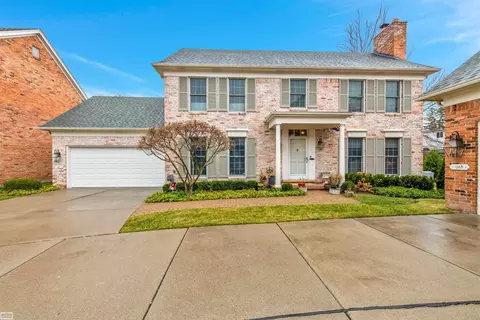 930 Lochmoor Pl, Grosse Pointe Woods, MI 48236