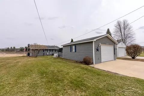 4586 N Verity, Sanford, MI 48657