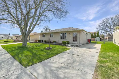 46911 Crestview, Macomb, MI 48044 photo 2