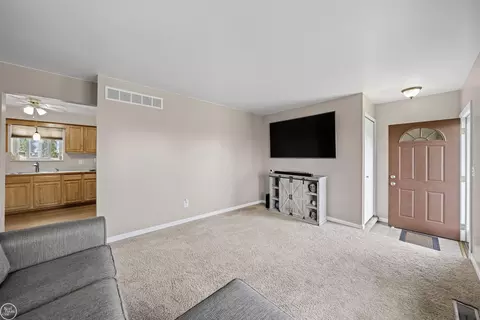 46911 Crestview, Macomb, MI 48044 photo 6