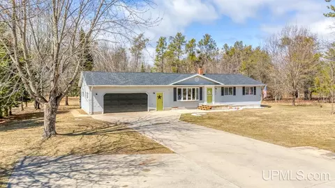 7815 N Lake Bluff O5, Gladstone, MI 49837
