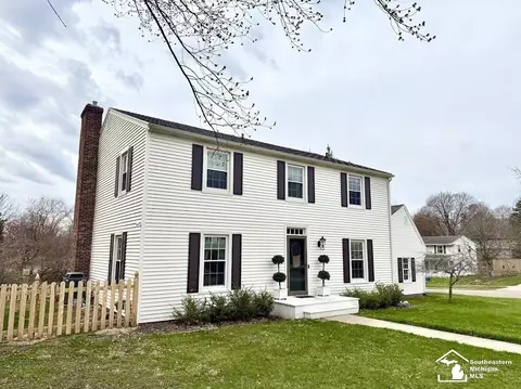 2915 Crestwood, East Lansing, MI 48823