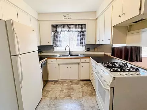 Kitchen - 526 E Park, Harrison, MI 48625 photo 2 of 4
