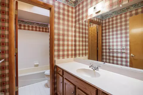 Bath - 475 S Bartlett, Saint Clair, MI 48079 photo 2 of 3