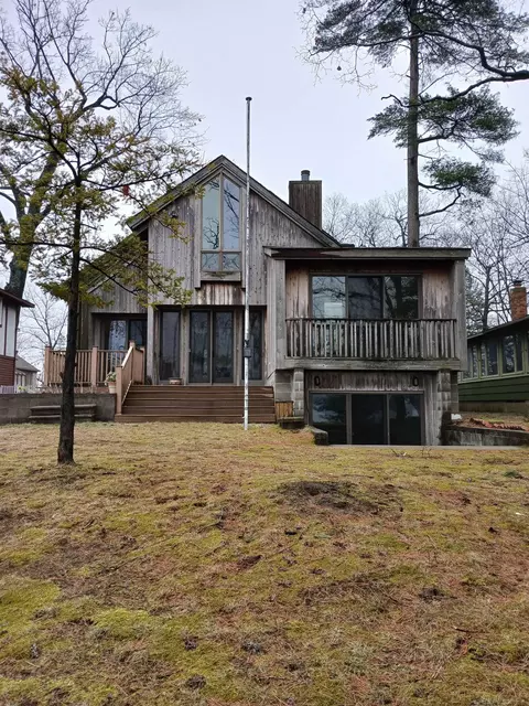 1957 Watkins Lk, Waterford, MI 48328