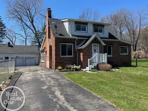 37477 Union Lk, Clinton Township, MI 48036