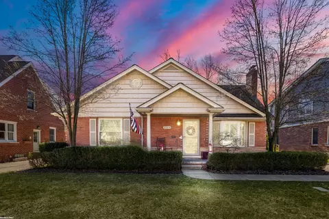 20014 Holiday, Grosse Pointe Woods, MI 48236