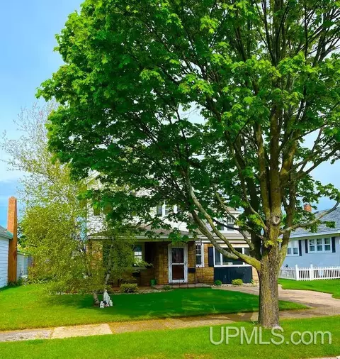 814 S 14th St, Escanaba, MI 49829