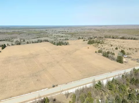 2620 W Quarry, Gulliver, MI 49840