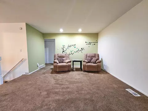 Living - 3140 Vineyard, Flushing, MI 48433 photo 2 of 7