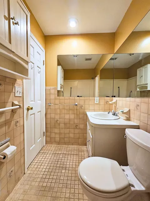 Bath - 3140 Vineyard, Flushing, MI 48433 photo 4 of 6