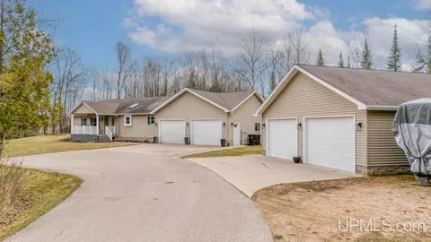 5151 19th, Gladstone, MI 49837