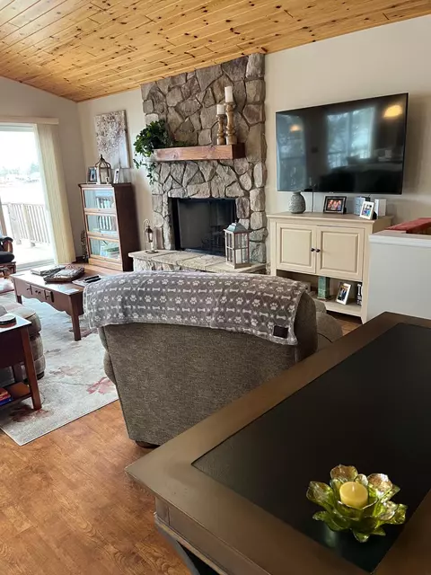 Living - 4865 Anglers Ln, Gladwin, MI 48624 photo 4 of 10