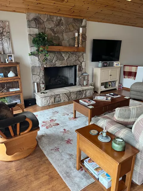 Living - 4865 Anglers Ln, Gladwin, MI 48624 photo 3 of 10