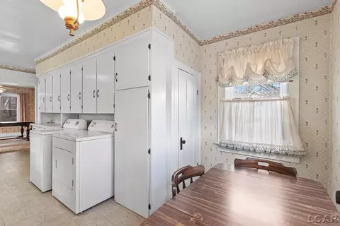 307 E Maple, Adrian, MI 49221 photo 6