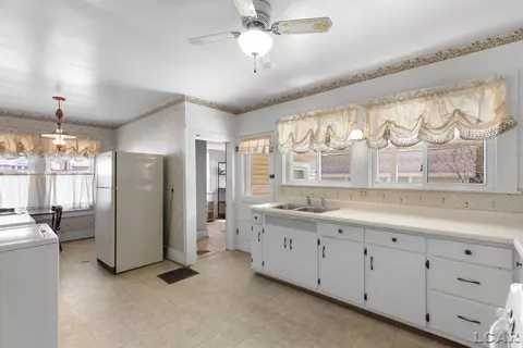 307 E Maple, Adrian, MI 49221 photo 5