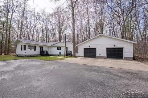 833 E Pine Riv, Midland, MI 48640