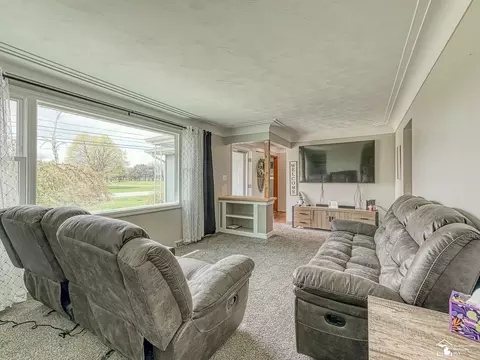 Living - 5370 E Albain, Monroe, MI 48161 photo 2 of 4