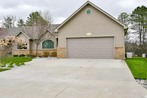 838 Whispering Pnes, Bay City, MI 48708