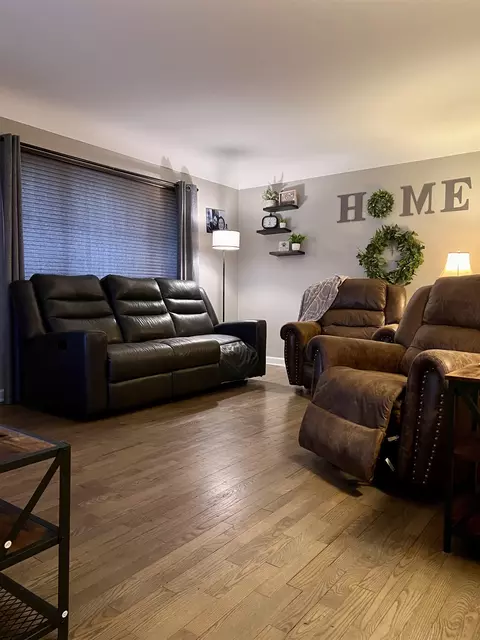 Living - 815 Coutant, Flushing, MI 48433 photo 5 of 7