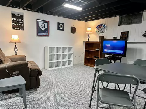 Living - 815 Coutant, Flushing, MI 48433 photo 7 of 7