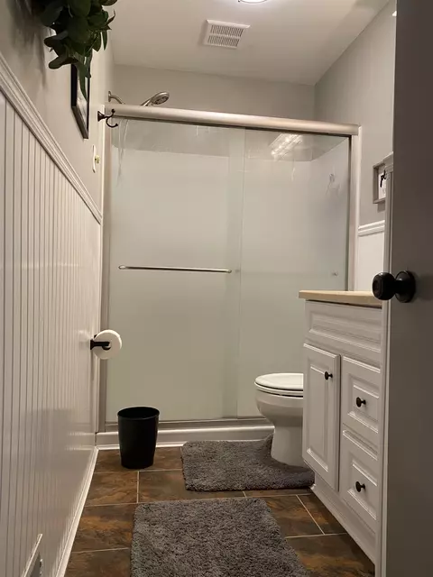 Bath - 815 Coutant, Flushing, MI 48433 photo 1 of 2