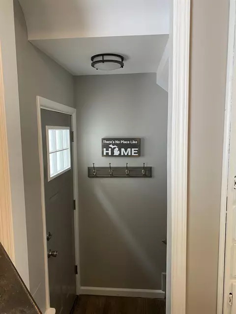 Entry Way - 815 Coutant, Flushing, MI 48433 photo 3 of 3