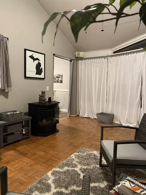 Living - 815 Coutant, Flushing, MI 48433 photo 6 of 7