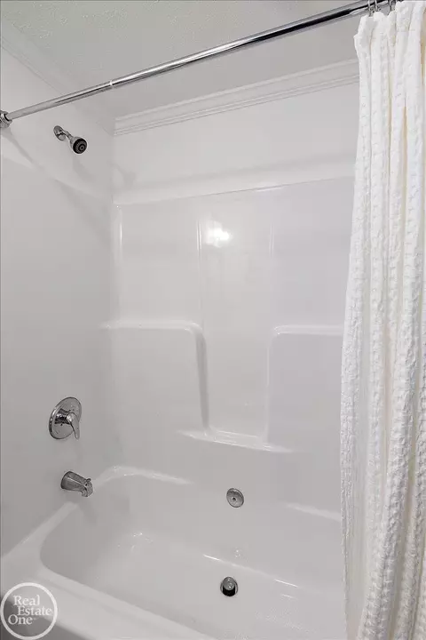 Bath - 4101 Sugar Maple UNIT 1, Flint, MI 48506 photo 6 of 6