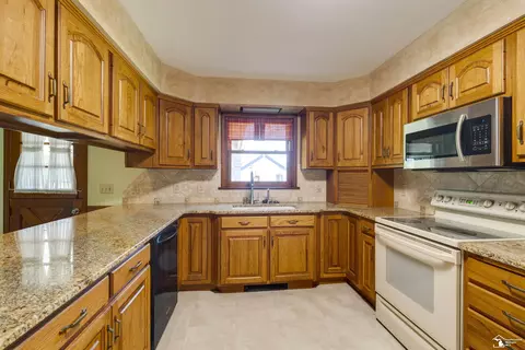 9911 Secor, Temperance, MI 48182 photo 3
